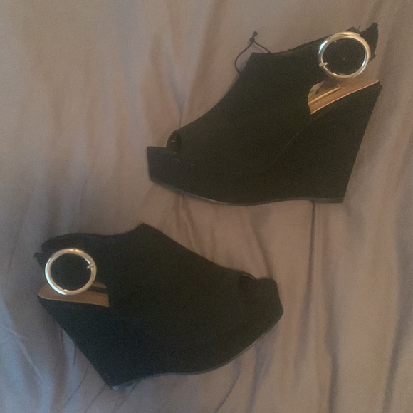 Brand new good buckle wedge heels - Picture 2 of 5